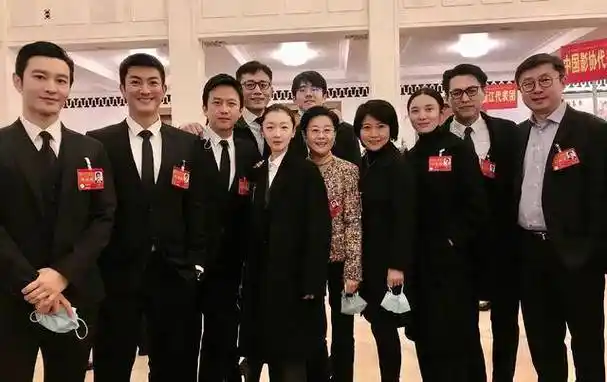 这一张也挺有意思,刘昊然和黄晓明曾是《琅琊榜之风起长林》里的兄弟