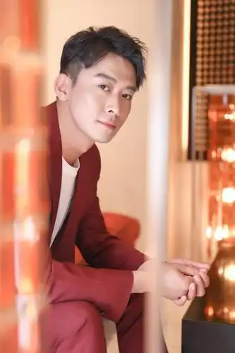 郑奇初秋写真曝光 红色西装吸睛又撩人