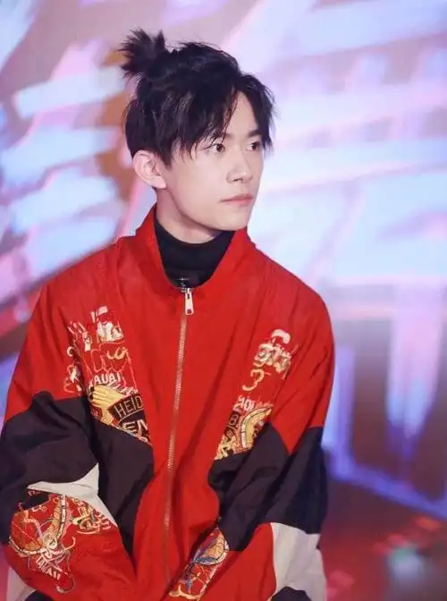 更重要的是他头顶上的发型,他也学王源扎起了小揪揪丸子头,还笑得很