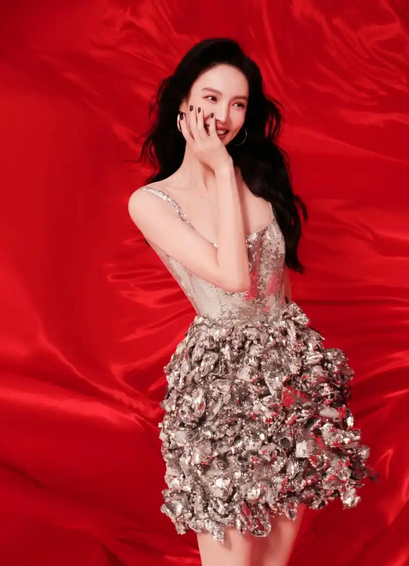 金晨银色亮片肩带蝴蝶结连衣裙,展露出大长腿,身姿是真的迷人