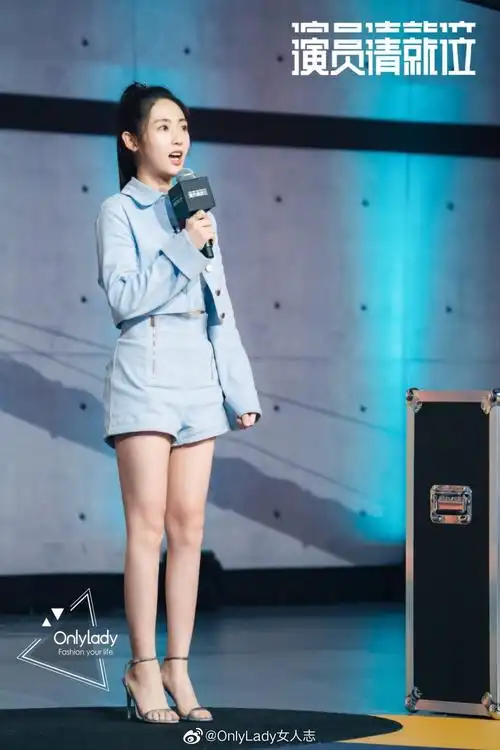 邢菲_ 一组大片释出,蓝色制服风套装搭配高马尾