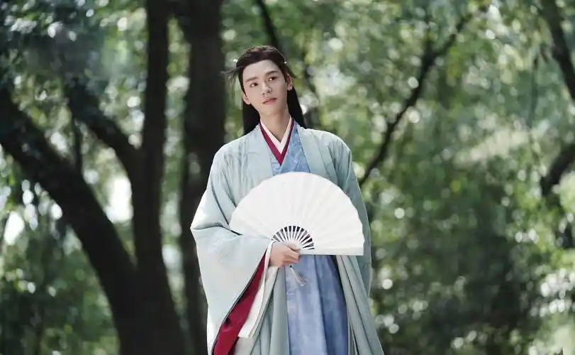 相比同样由龚俊主演,于今年初曾引发巨大话题讨论度的那部爆款古装