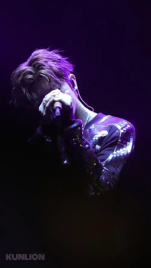 蔡徐坤身后反着金海