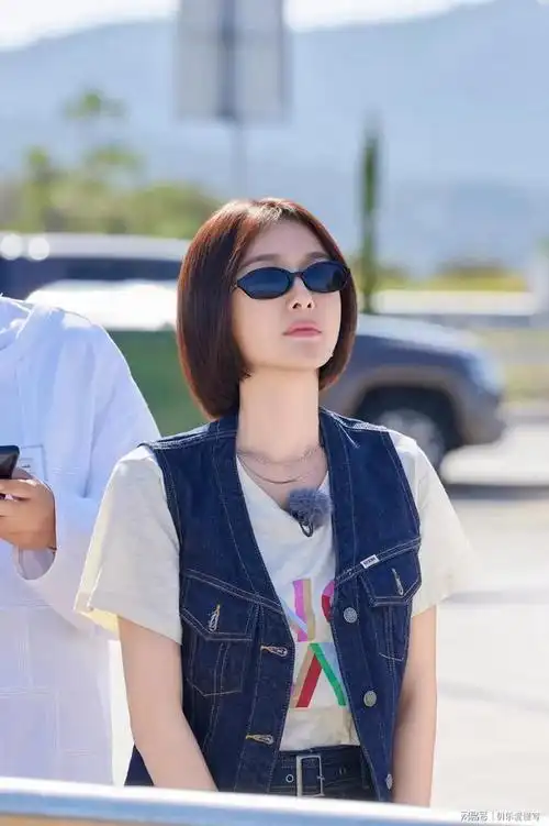 秦岚笑着说:"男人如衣服,发型如手足,我当然知道哪一个更重要了.