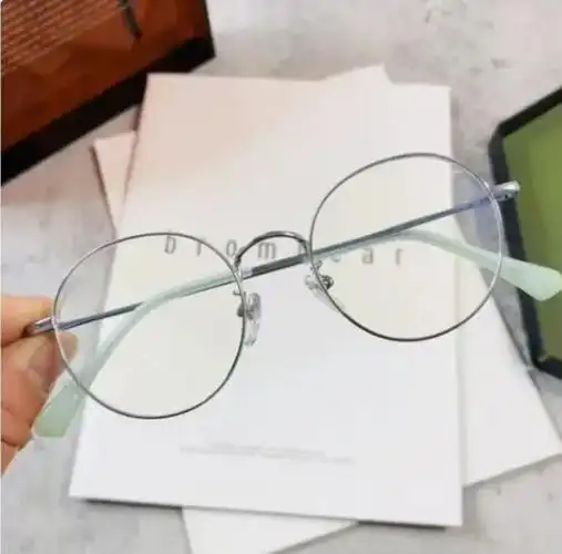 首先近视眼镜是一种凹透镜.