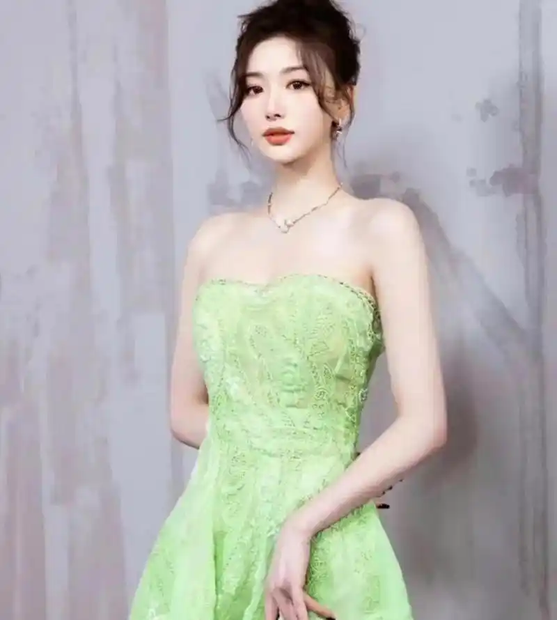 孔雪儿一袭浅绿色抹胸长裙,优雅温柔,甜美灵动,清新脱俗!