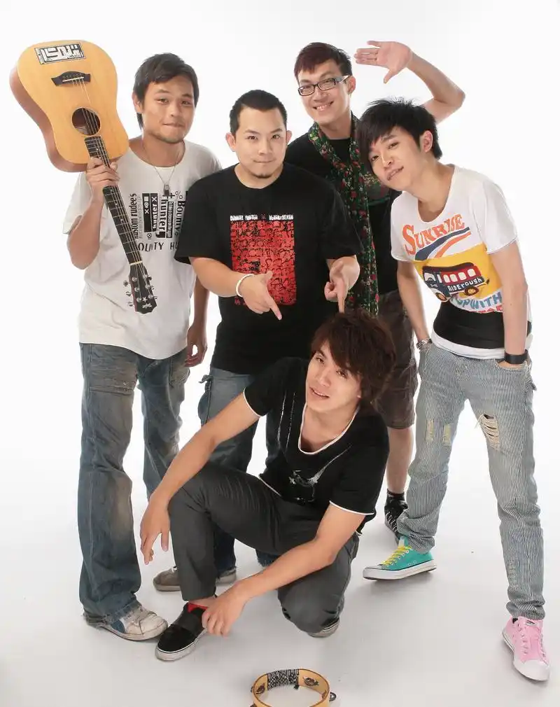 打开凤凰新闻,查看更多高清图片2007年,获得金曲奖最佳乐团的苏打绿