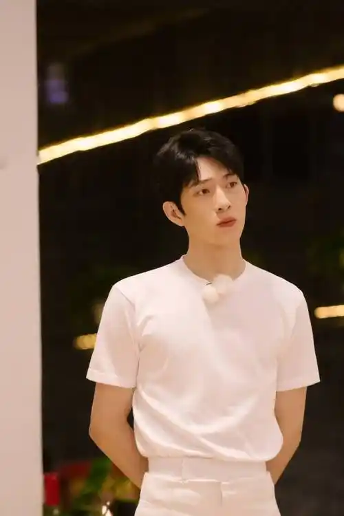 井柏然刘雯偷偷约会看张惠妹演唱会,为躲镜头紧紧搂抱趴在座位上