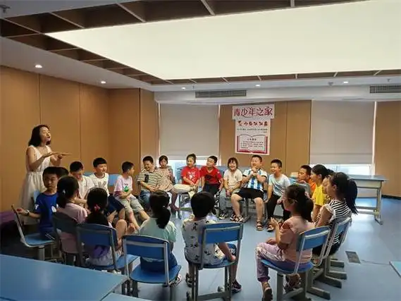 情暖童心"暑期公益托管班,实施"心灵成长社"团体心理辅导课程,通过