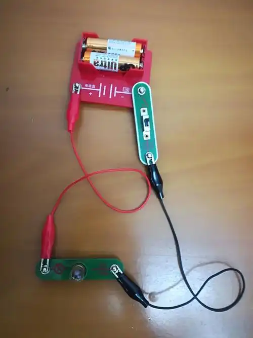 先做好一个基本电路.注意电池装入电池盒的正负极要装对.