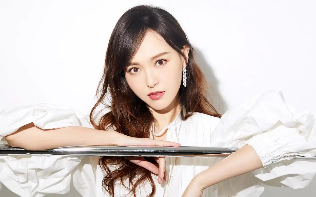 唐嫣温婉迷人高清桌面壁纸