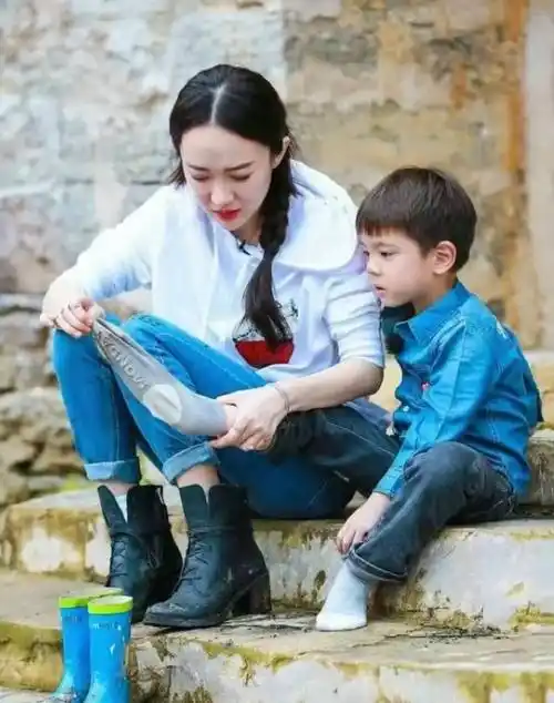 网友偶遇霍思燕一家4口10岁嗯哼越长越像爸爸妹妹好漂亮