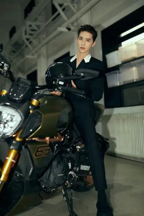 许魏洲黑色真空西装造型##许魏洲微博电影之夜机车大片