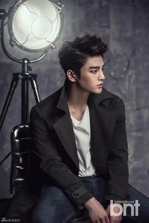 高清组图:徐仁国拍时尚写真 冷酷眼神魅力十足_高清图集_新浪网