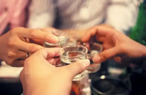 接过来一饮而尽,再把酒杯还给长辈,接着长辈再用他的这个酒杯继续喝酒