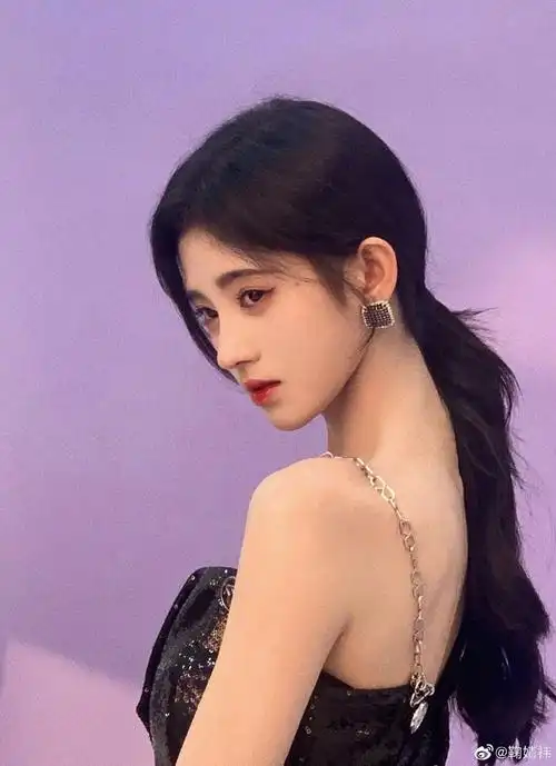 鞠婧祎穿黑色亮片吊带短裙侧颜精致甜美酷飒