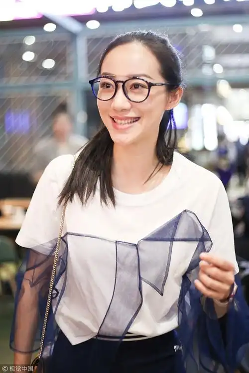 韩雪白t缝蓝纱不走寻常路戴眼镜嘟嘴卖萌