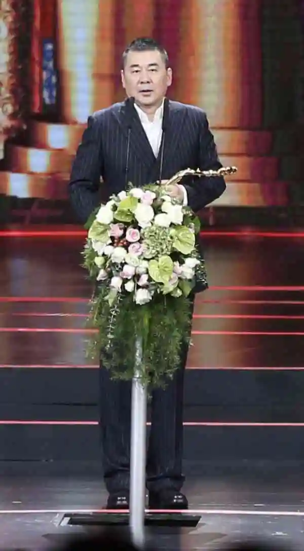 陈建斌上台领奖致谢,同时向母亲送上生日祝福.