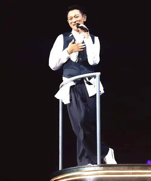 刘德华上海演唱会在高台上滑跪,为了歌迷他真的拼了,天王还哭了