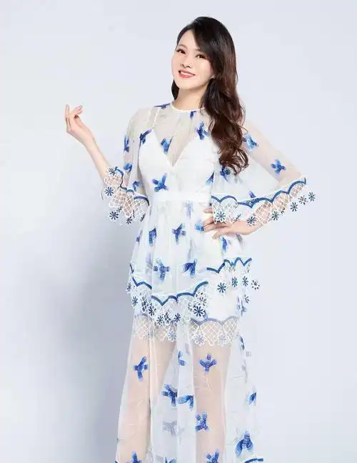 伊能静才是阿姨圈顶流穿白色针织衫搭配百褶裙减龄又洋气