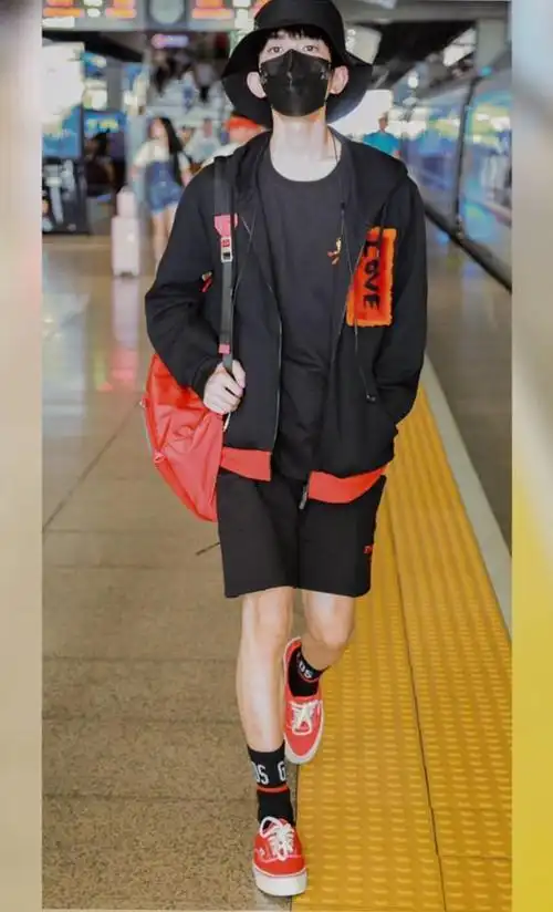易烊千玺一身潮装现身高铁站网友现在流行穿这种袜子