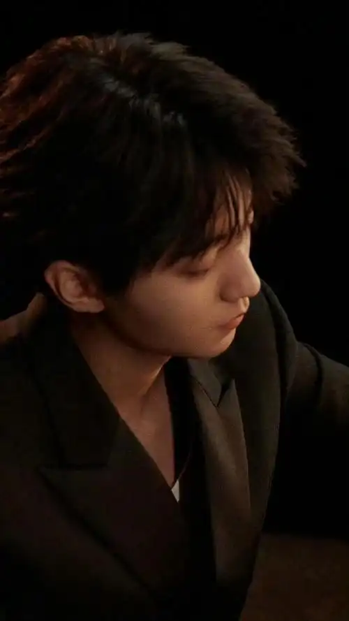 王俊凯最新造型帅气又儒雅的小凯