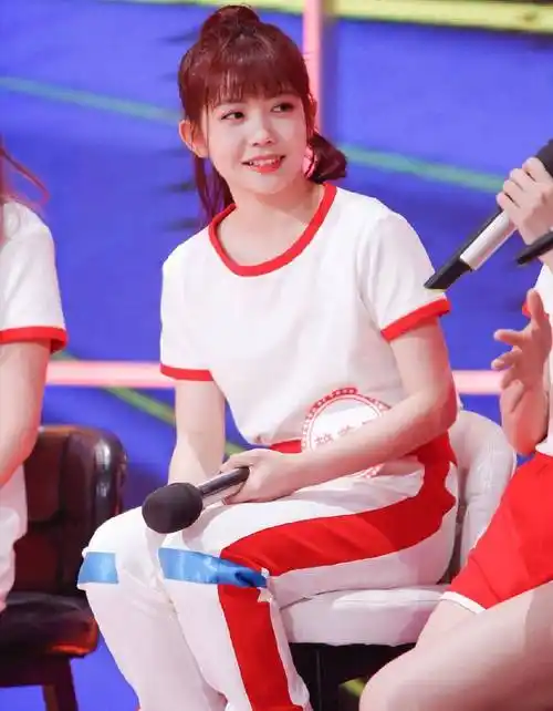 火箭少女101的成员赖美云就是这样的例子,虽然她身高只有153公分,但却