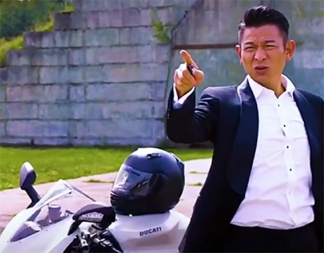 刘德华剧中座驾杜卡迪959全车奶昔白上街回头率百分百
