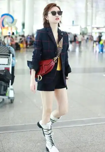 >首页 时尚 比如自出道以来就是少女的模样的景甜,三伏天现身机场穿毛