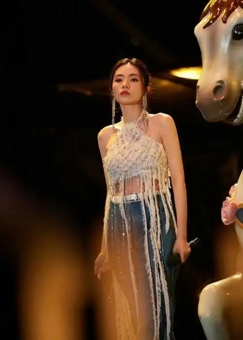 刘惜君连发12个总会#@刘惜君最新单曲《总会》今日正式上线啦!