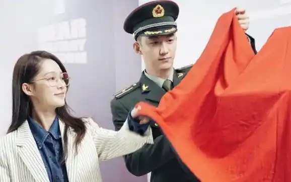 《亲爱的戎装》,黄景瑜,李沁领衔主演的军旅言情剧,改编自折纸蚂蚁的