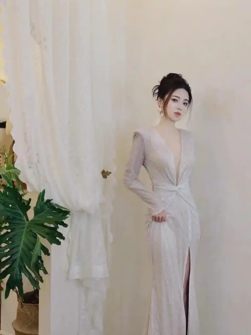 明星同款礼服 谁也无法拒绝的性感深v 露背 高开衩 将性感发 - 抖音