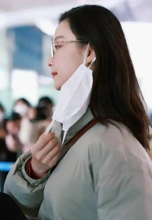 倪妮机场私服路透,穿青灰色面包服配瑜伽裤,时髦显瘦又保暖_时尚_粉色