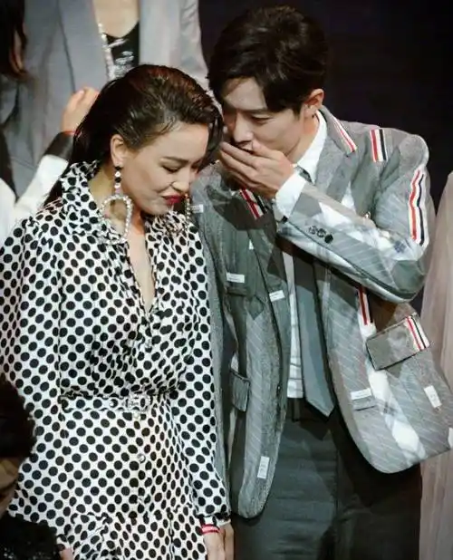 在当天的活动中,肖战和舒淇意外地在同一个框架内,画面真的很养眼!