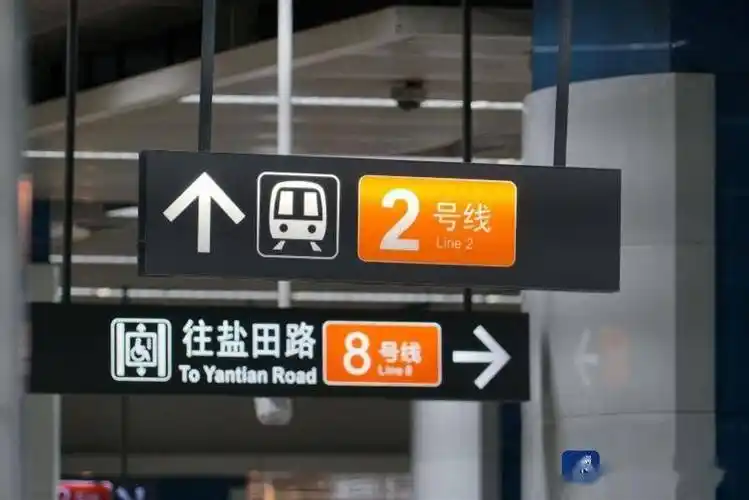 然而,由于深圳地铁将既有的"2号线新秀方向"导向标识直接替换为"8号线