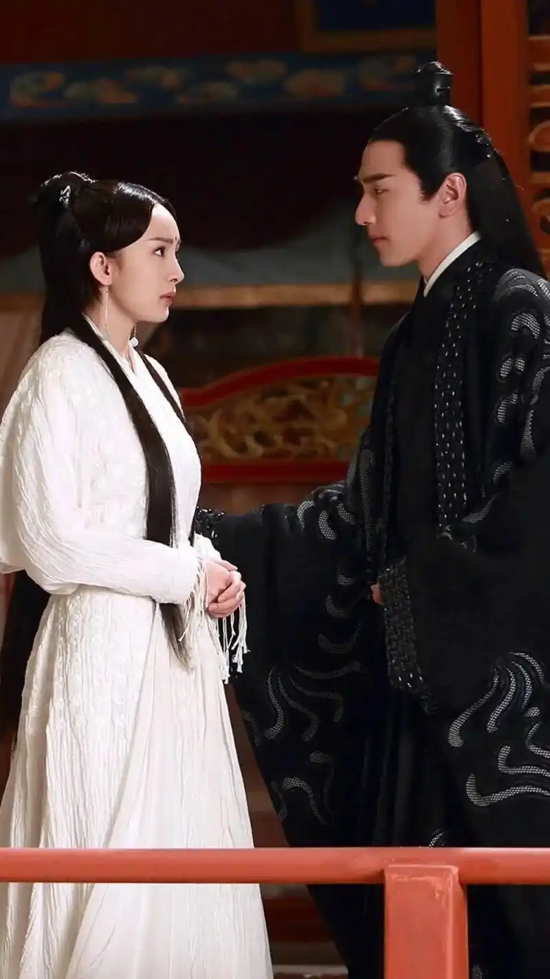 夜华也爱素素可是哪怕他是太子也无力保护因为白浅有强大的背景才能有