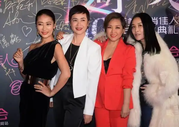 那英微博晒出和蒋雯丽,李静以及梁静四人"穿越照"庆祝国际妇女节