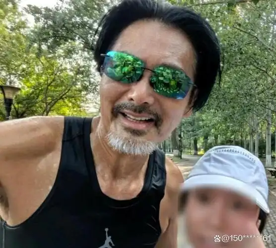 69岁周润发朝阳公园跑步!手臂长满小肉球,目击者称身高超180