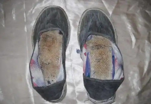 17岁出嫁,丈夫纳3位小妾,85岁离世时,却留着早年她给纳的鞋