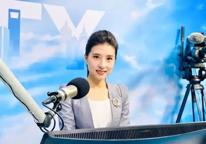 雪瑾,东方广播中心首席主持人.