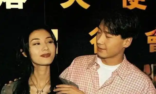 时隔多年再看黎明李嘉欣,她结婚14年生活幸福,他选了2婚女助理