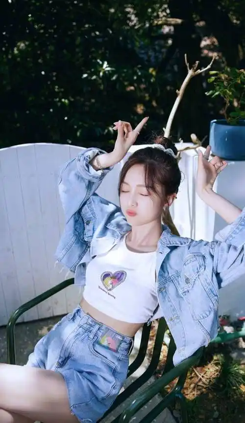 吴宣仪罕见紧身牛仔裤写真,可爱与时尚于一身,这样的女子把心暖化了