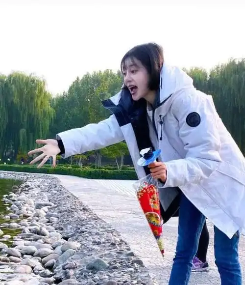 别看李溪芮的私服都很简单白色外套配牛仔裤洋气又好看呢