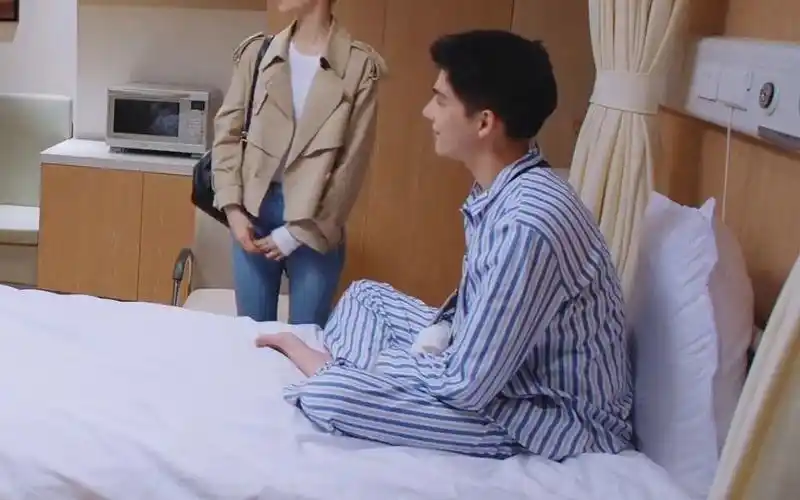 王安宇的脚丫很白嫩