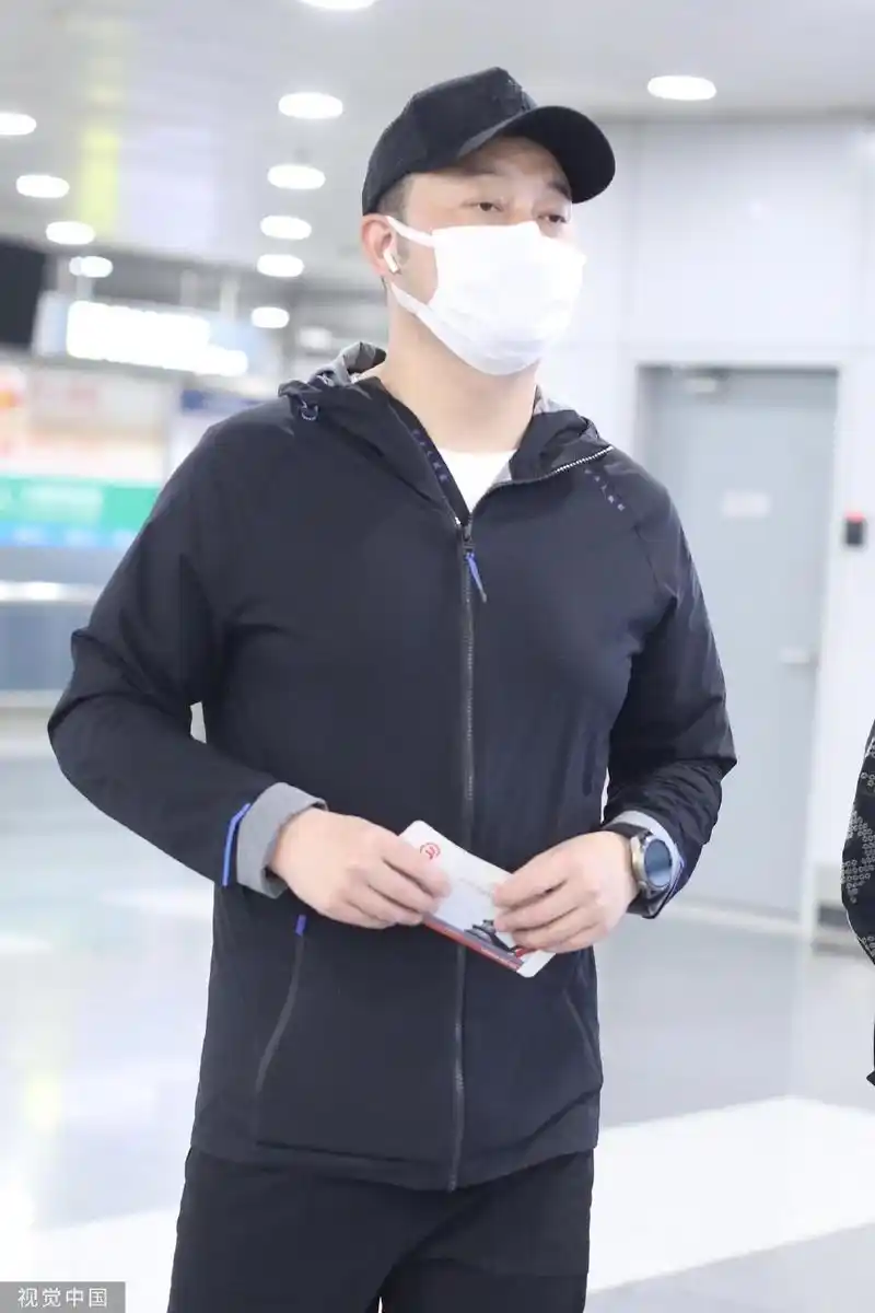 组图:沙溢全黑look现身机场 长袖运动外套搭棒球帽低调随性