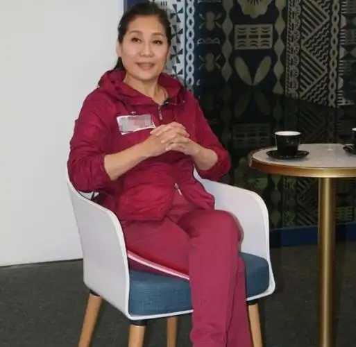 61岁杨盼盼近照皮肤松弛但精神好谈拍戏险被烧死仍心有余悸