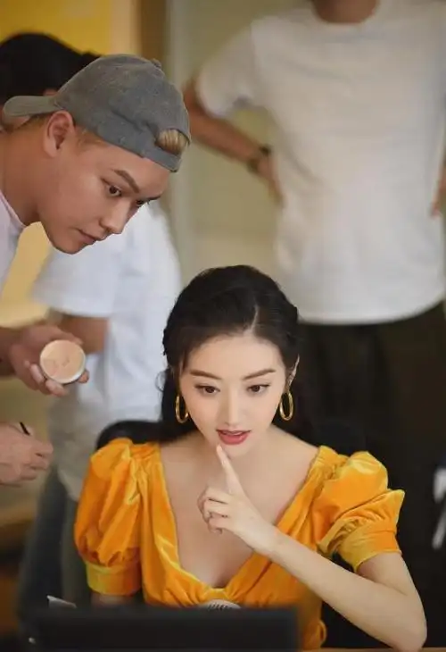 同框竟碾压刘亦菲换来黑长直景甜成新合影杀手