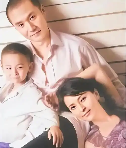 回顾黄志忠:靠前妻走红,婚后抛弃结婚13年的妻子,如今依旧单身|柯蓝