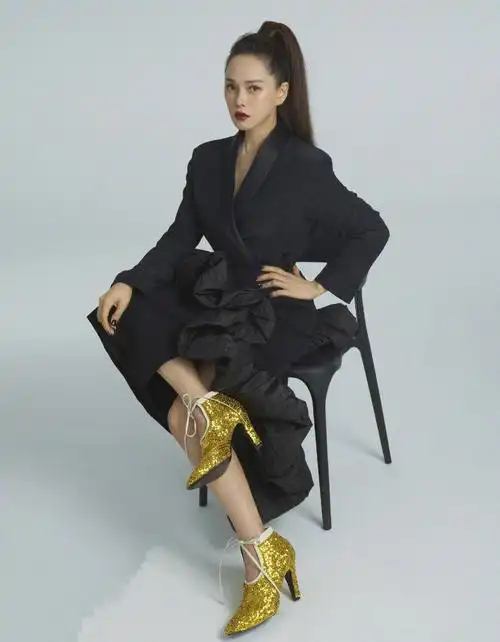 52岁伊能静气场太强大,高马尾发型个性十足,个人状态令人羡慕