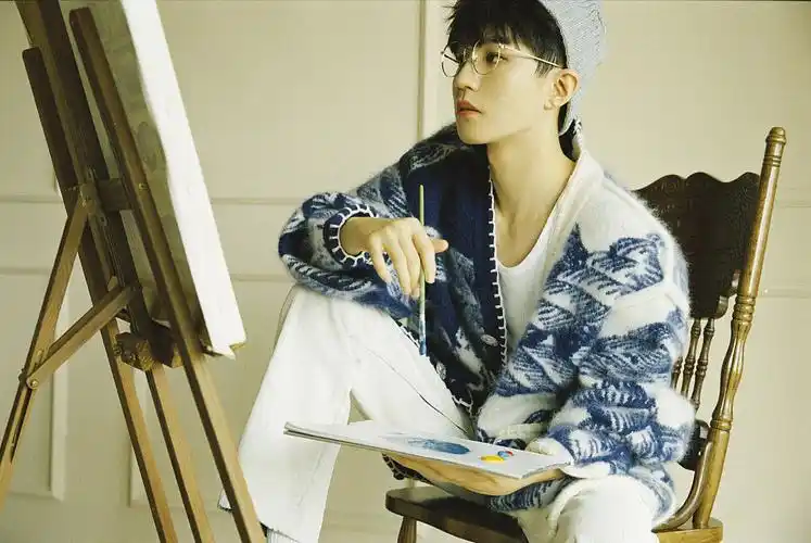 王俊凯执笔着墨变多才小画家 留刘海戴眼镜文艺范吸睛